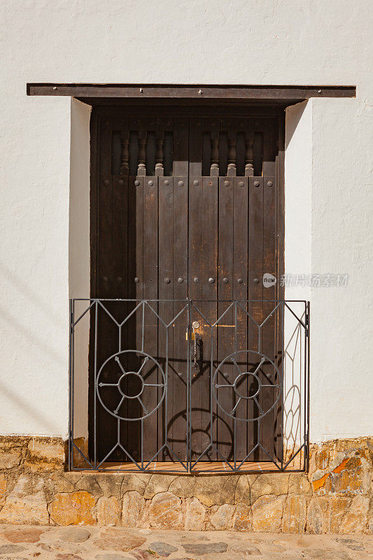 南美洲哥伦比亚-殖民建筑:一扇临街的门，位于历史悠久的16世纪小镇Villa de Leyva，位于博亚卡省